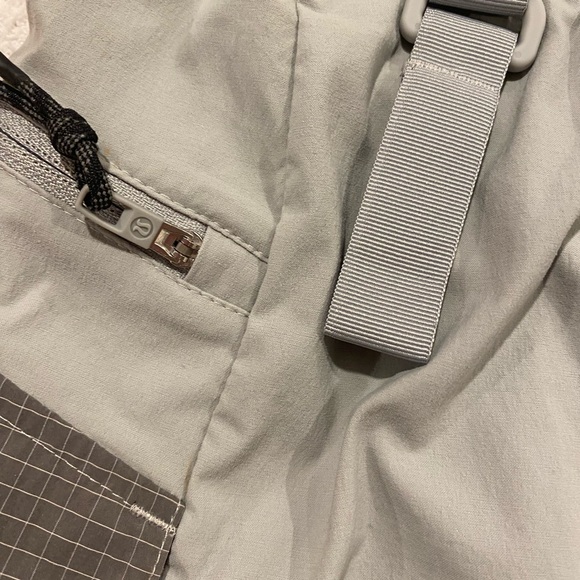 Lululemon Multi-Pocket Cargo High-Rise Hiking Short 5" size 4 - Picture 15 of 15